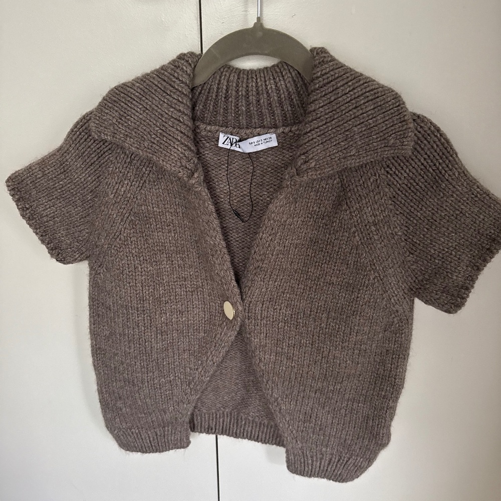 short sleeve sweater with pearl closure